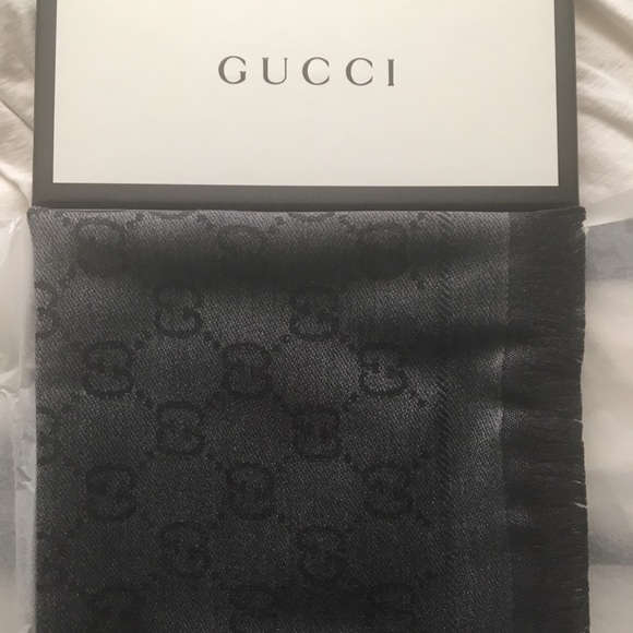 New Authentic Gucci Grey Scarf - Picture 1 of 4